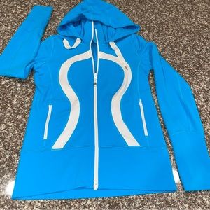 LULULEMON in stride jacket with hood snorkel blue and white